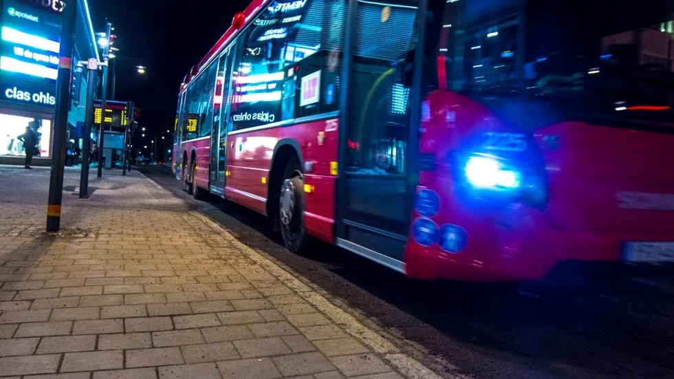 En man som man som för två veckor sedan dömdes för våldtäkt mot barn körde fram till för några dagar sedan buss åt LLT. Turer i Luleå som ofta har ett stort antal unga passagerare. I fredags stoppades mannen efter att en privatperson påpekat problemet.