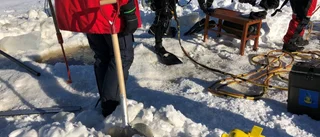 Grävmaskinen genom isen – detta händer nu