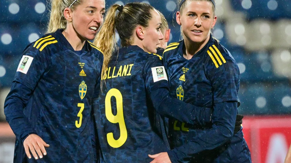 Kosovare Asllani, i mitten, firar Olivia Schouhgs, till höger, 15–0-mål i matchen mot Georgien.