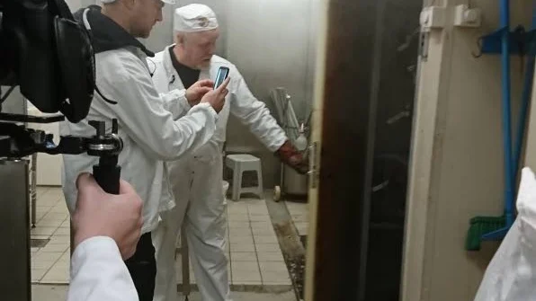 Roger Niemi, grundare av Tornedalens Renprodukter, demonstrerar kallrökningsprocessen i Soukolojärvi.
