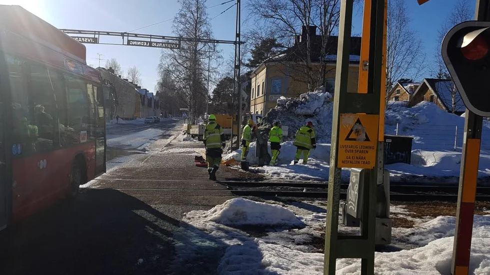 Det arbetades under onsdagsefterrmiddagen febrilt med att reparera den trasiga bommen. Bussen på bilden är ej den buss som var inblandad i olyckan.