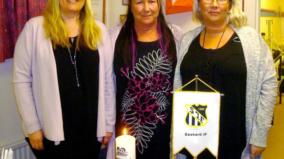 Delar av Seskarö IF:s nyvalda styrelse. Ordförande Annika Hautalampi flankeras av Karoliina Korpioja till vänster och Fia Alamäki till höger.
