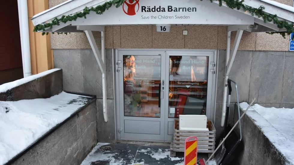 I Rädda Barnens butik på Repslagargatan går det att lämna in gamla kläder.
