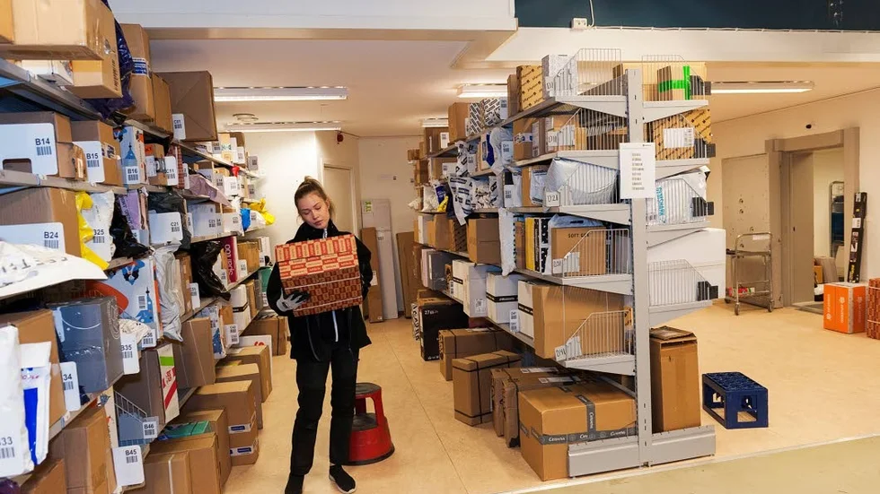 Butiksbidrädet Ida har fullt upp med att lämna ut paket efter "Black friday".