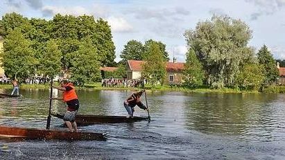 Tommy Lundgren var en av flera som paddlade febrilt på årets roddstafett.