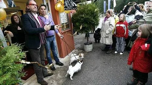 Tv-profilerna Simon och Tomas förklarade anläggningen för invigd.
