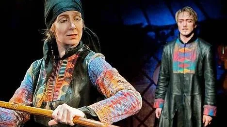 Hanna Kulle och Christian Hillborg, tar i Kopparmanteln publiken djupt in i den mytiska sagans värld.