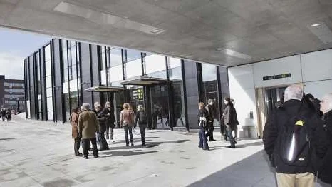 Nya huset vid Centralstationen öppnades idag och många var nyfikna och tittade in.