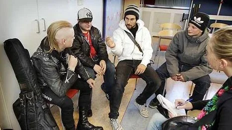 16-åriga Uveneleverna David Sköld, Isak Larsson och Pontus Allberg, längst till höger, diskuterade med Leo Razzak, tvåa från höger, efter onsdagens föreläsning. - Han vet vad han pratar om, konstaterade Isak Larsson.