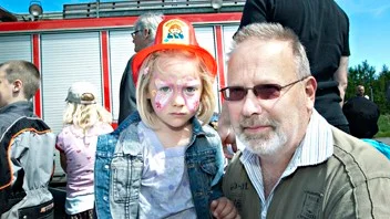 Amanda Persson, snart 6 år, fick tillsammans med farfar Lasse Flinck en åktur i Skyttorp brandförsvars brandbil.