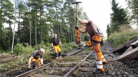 Rallare bygger om Hargshamnsbanan 2010, inför nystarten av Dannemora gruva 2012.