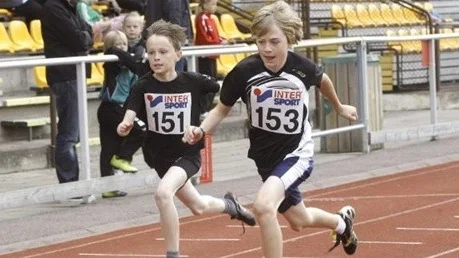Johan Waltersson vinner 60-metersfinalen i klass P11 före Arvid Gustafsson.