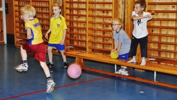Barnen i f-klassen i Lagga skola provar på att spela handboll under idrottsfritids.  *** Local Caption *** Idrottsfritids. Stämningen är livad när barnen i f-klassen i Lagga skola provar på att spela handboll. Barnen får till en början prova varje sport tre veckor i rad.Foto: Maria Lindblom