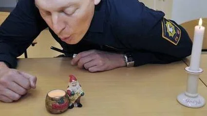 Magnus Borg, utbildningssamordnare i Östhammar, uppmanar folk att alltid släcka stearinljusen efter sig när man lämnar rummet.