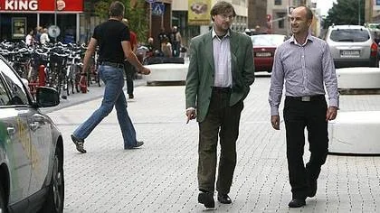 Miljöpartisten Niclas Malmberg och restaurangchefen Denis Cooper är överens - de vill att passagen mellan S:t Olofsgatan och Vaksalagatan på Dragarbrunnsgatan blir gågata.