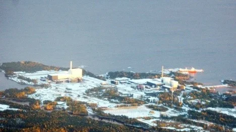 Oskarshamns kärnkraftverk. kärnkraftverk. I hamnen ligger fartyget Sigyn.
