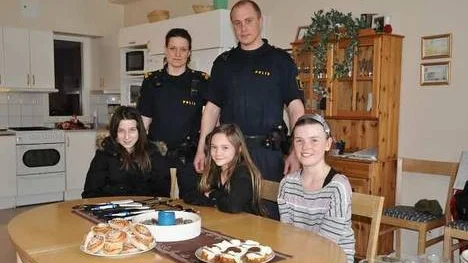 Tre tioåriga tjejer från Gimo tackades av polisen efter att de hjälpt en starkt drogpåverkad kvinna. Poliserna heter Runa Inemyr (kvinnan) och Olli Hartikainen (mannen). Tjejerna heter Jasmine Bergström (randig tröja), Tanja Sotkajervi (svart tröja) och Adelisa Mehmedovic (svart jacka).