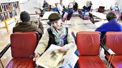 Elisebeth Anderson läser Östersundsposten på Uppsala stadsbibliotek. Hon föredrar papperstidningar. "Jag tycker bäst om att läsa så här. Att lära en gammal hund att sitta, det går inte", säger hon.