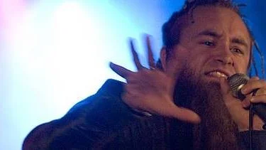 Nils Jansson eller Henry Bowers som han kallar sig på sin senaste skiva är dubbelt aktuell. I morgon släpper han sin nya skiva och under Uppsala reggaefestival agerar han konferancier.