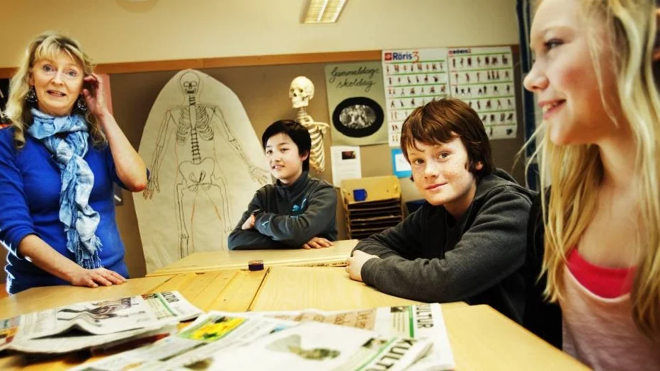 Läraren Marianne Johansson med Maritz Wallentin, Einar Eiriksson och Julia Wall Nilsson.