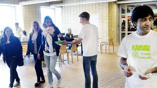 Jonathan Boman och Karif Bangash delar ut flyers och godis och informerar om kårvalet.