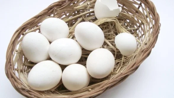 Vita eller bruna ägg? Färgen beror på hönsrasen och har ingen betydelse för vare sig smaken eller kvaliteten.