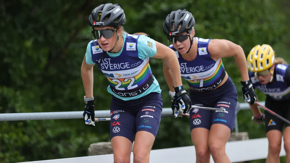 Ebba Andersson och Moa Hansson under en rullskidtävling i Trollhättan förra året. Arkivbild.
