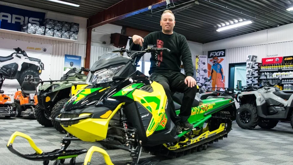 Besten. Kenneth Palmér stoltserar med en av butikens flaggskepp och årets värsting av Lynx.
