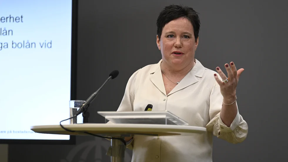 Utredare Eva Nordström under en pressträff med bostadsminister Johan Danielsson (S) i samband med att hon lämnar över betänkande om startlån till förstagångsköpare av bostad.