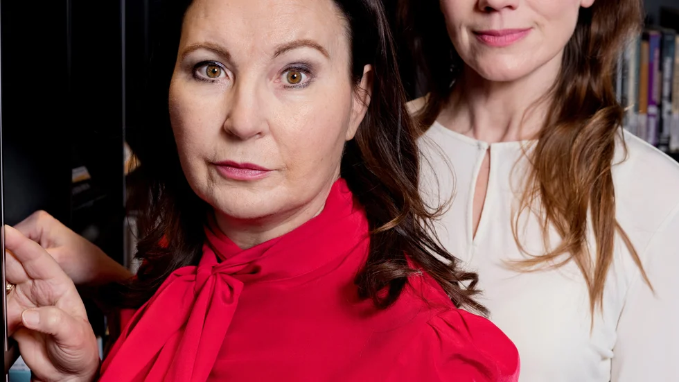 Cecilia Garme (till vänster i bild) skriver lärorikt om Partiet Nyans. Vid sin sida på bilden har hon statsvetarkollegan Katarina Barrling. De båda gav tidigare i år ut boken "Saknad"; en bok som har tydlig bäring på dagens ledartext om de tunga samhällsproblem som Partiet Nyans faktiskt bär fram.
