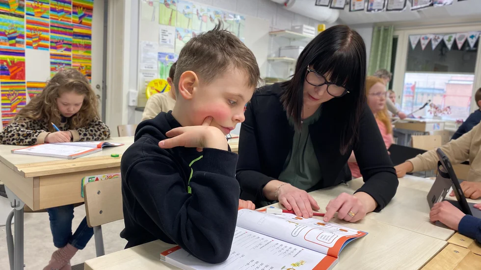 Maria Sjöstedt förklarar för Nikita Denisenko hur matematikuppgifterna ska lösas.