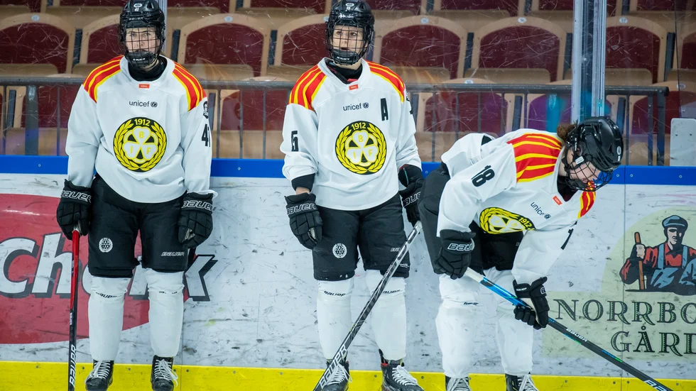 Brynäs poängdrottning Lara Stalder, i mitten, stängs av två matcher i finalserien mot Luleå. Arkivbild.