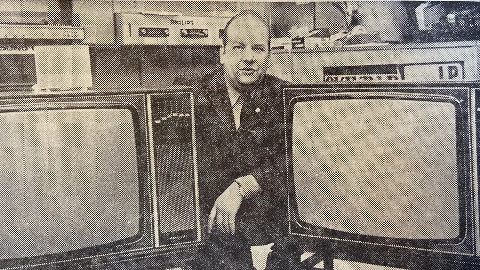 Ur Kuriren 7 april 1972. Stig Gustavsson, radio- och TV-handlare i Katrineholm, måste i fortsättningen "anmäla" alla dem som köper en TV-apparat. 