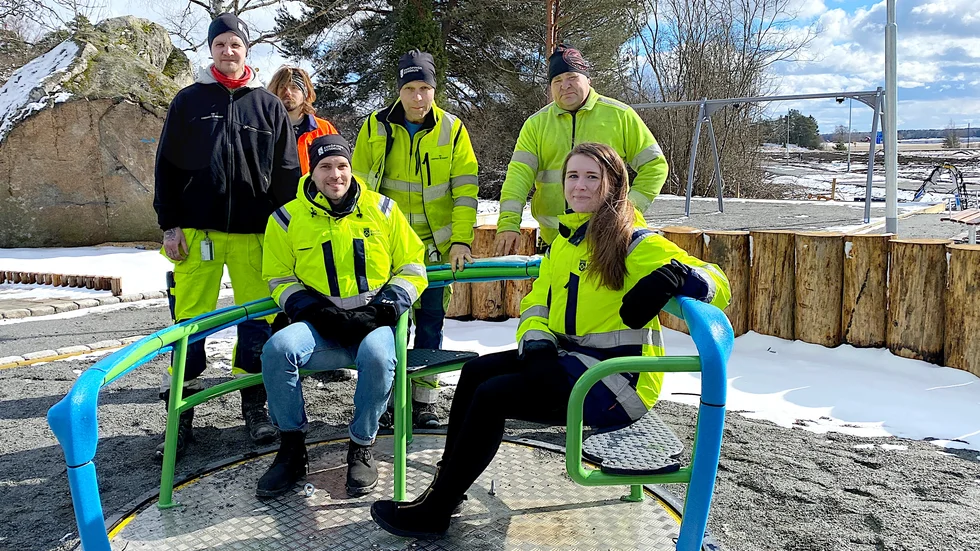En ny områdeslekplats anläggs vid Ekspinnaregatan av kommunen, med lekytror för både små och stora. John Eriksson, Simon Åman, Patrik Wallin, Anders Adolfsson, Stefan Pettersson och Johanna Fahlgren Brodin jobbar med parken som beräknas öppna i slutet av april.