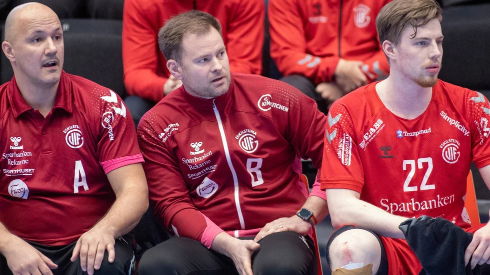 Kristján Andrésson på Guif-bänken under en match 2022. Vid sidan av honom huvudtränaren Zoran Roganovic och Erik Persson.