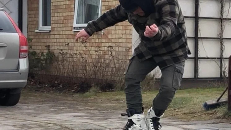 Kristoffer Ohlsson, Motalabo som nu bor i Mjölby, kommer hem till stan på lördag för att arrangera ett så kallat inline jam. "Motala bladejam" kallas tävlingen som arrangeras tillsammans med Motala skateförening.