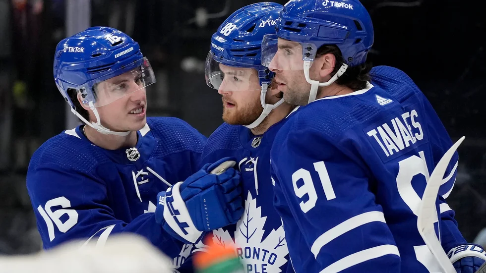 William Nylander (mitten) kramas om av Mitchell Marner (16) och John Tavares (91).