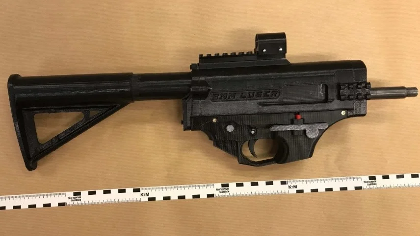 Ett halvautomatiskt 3D-printat gevär hittades i mannens bostad. 