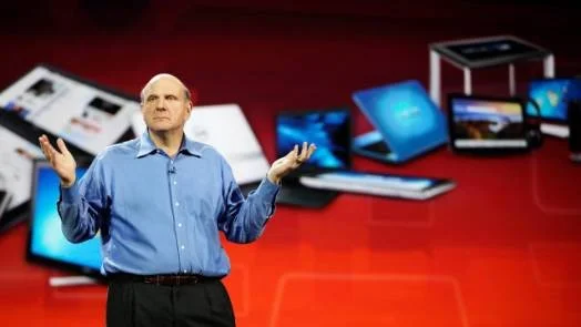 Steve Ballmer berättar om ett tangentbord under en elektronikmässa.