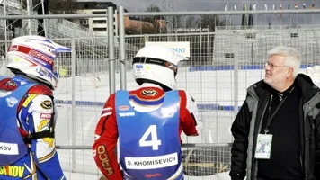Studenternas laddar inför spektaklet.
