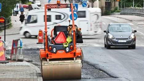 korsningen Svartbäcksgatan/S:t Olofsgatan har blivit av med rödljusen och två körfält. Vägen har nu fyllts igen och asfalterats.