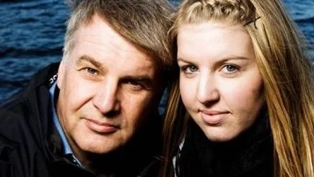 Siri Sønstelie överlevde mardrömmen på Utöya genom att gömma sig i en bergskreva. Tillsammans med sin pappa Erik Sønstelie har hon nu skrivit en bok om vad som hände den där dagen.