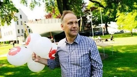 Vänsterpartiets Jonas Sjöstedt ordnar med ballongerna på årets Almedalsvecka.