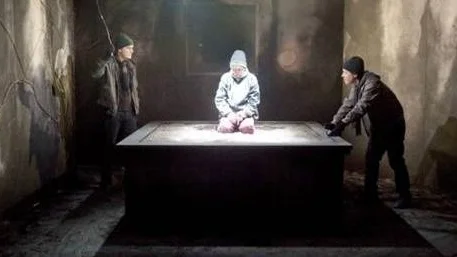 Elisabeth Wernesjös fantastiska tolkning av Oskar i Låt den rätte komma in på Uppsala stadsteater var en av årets höjdpunkter, tycker John Sjögren.