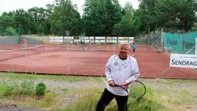 Eric Giertz är sommarboende i Öregrund och har varit med i tennisveckan alla år utom ett sedan 1957.