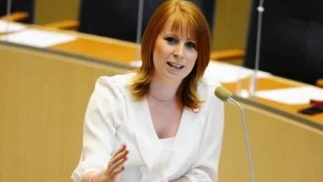 Ljus på Lööf. Slöseriet på Tillväxtverket ger näringsministern chans att visa framfötterna.