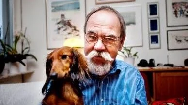 Lars-Gunnar Larsson fyller 65 år den 9 december. Med på bilden taxen Mecko.