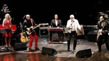Göran Engmans julshow, på Musikens hus. Göran Engman i vit kavaj, t v om honom Kent Wennman i röda byxor.