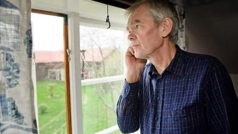 Anders Brickarp är tvungen att springa upp på övervåningen för att kunna prata i sin mobiltelefon.