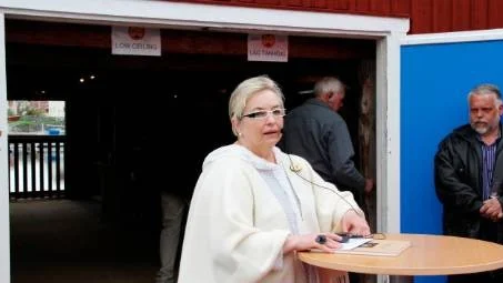 Moa Lillhonga-Åberg har skrivit boken om sjöboden Skonaren.